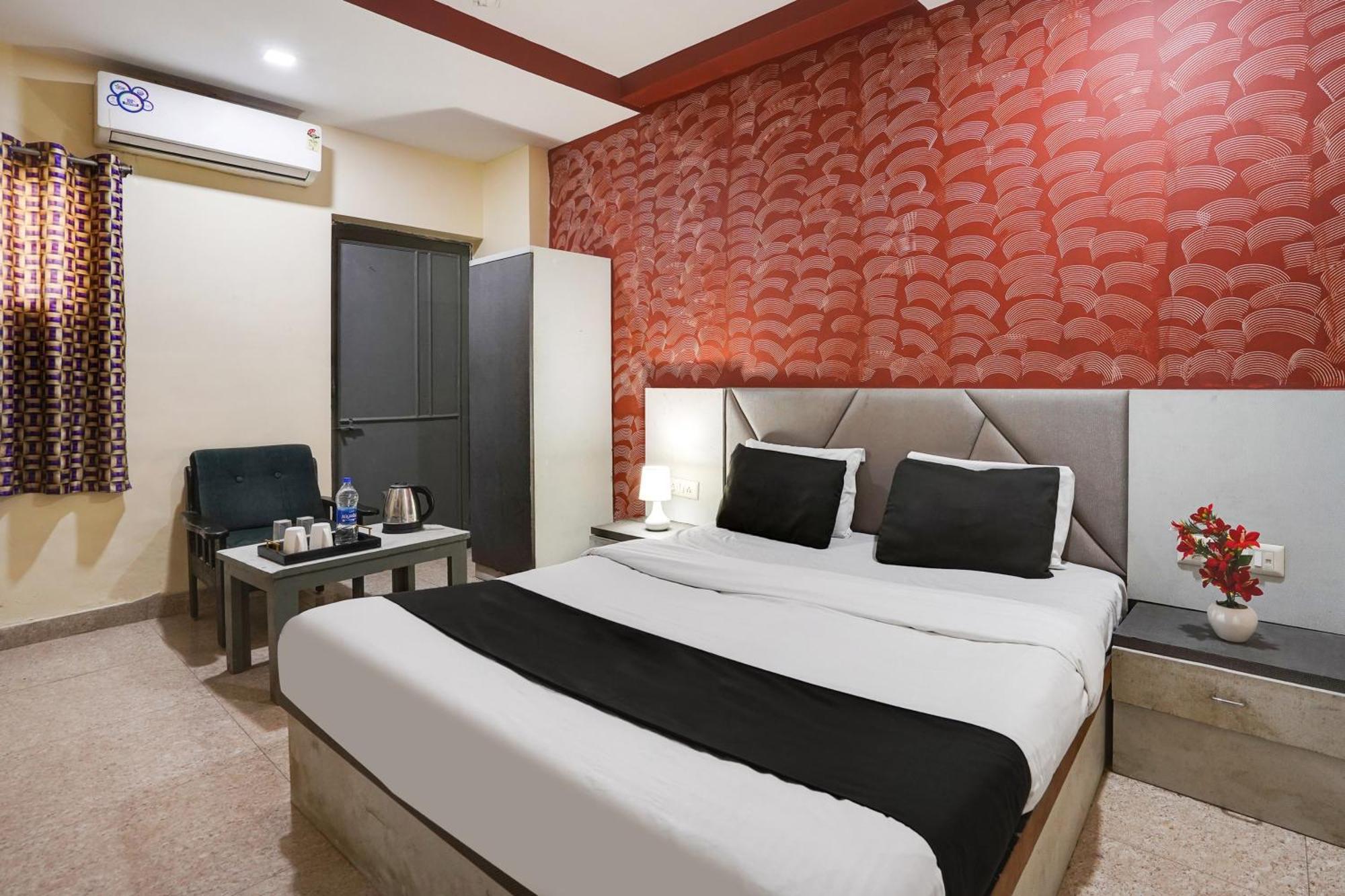 Hotel O Crystal Ahmedabad Eksteriør billede