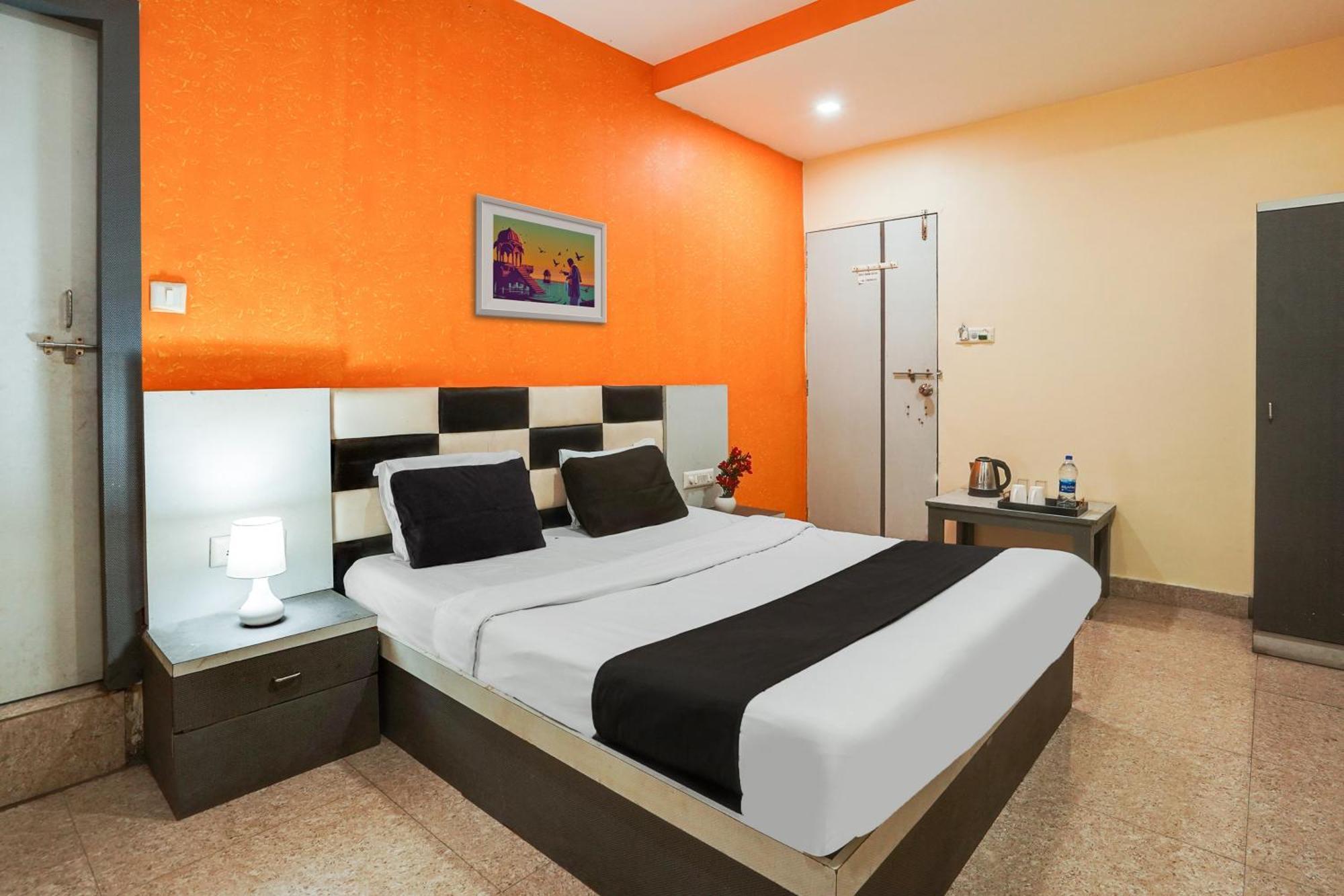 Hotel O Crystal Ahmedabad Eksteriør billede