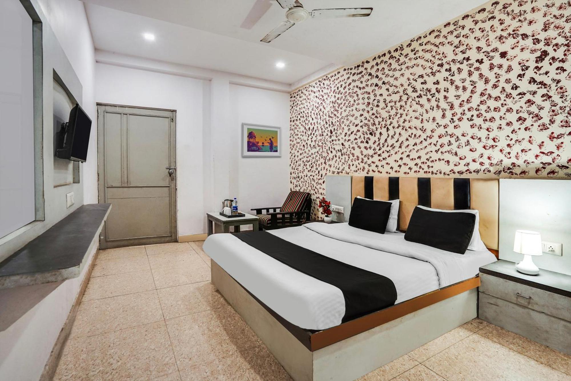 Hotel O Crystal Ahmedabad Eksteriør billede