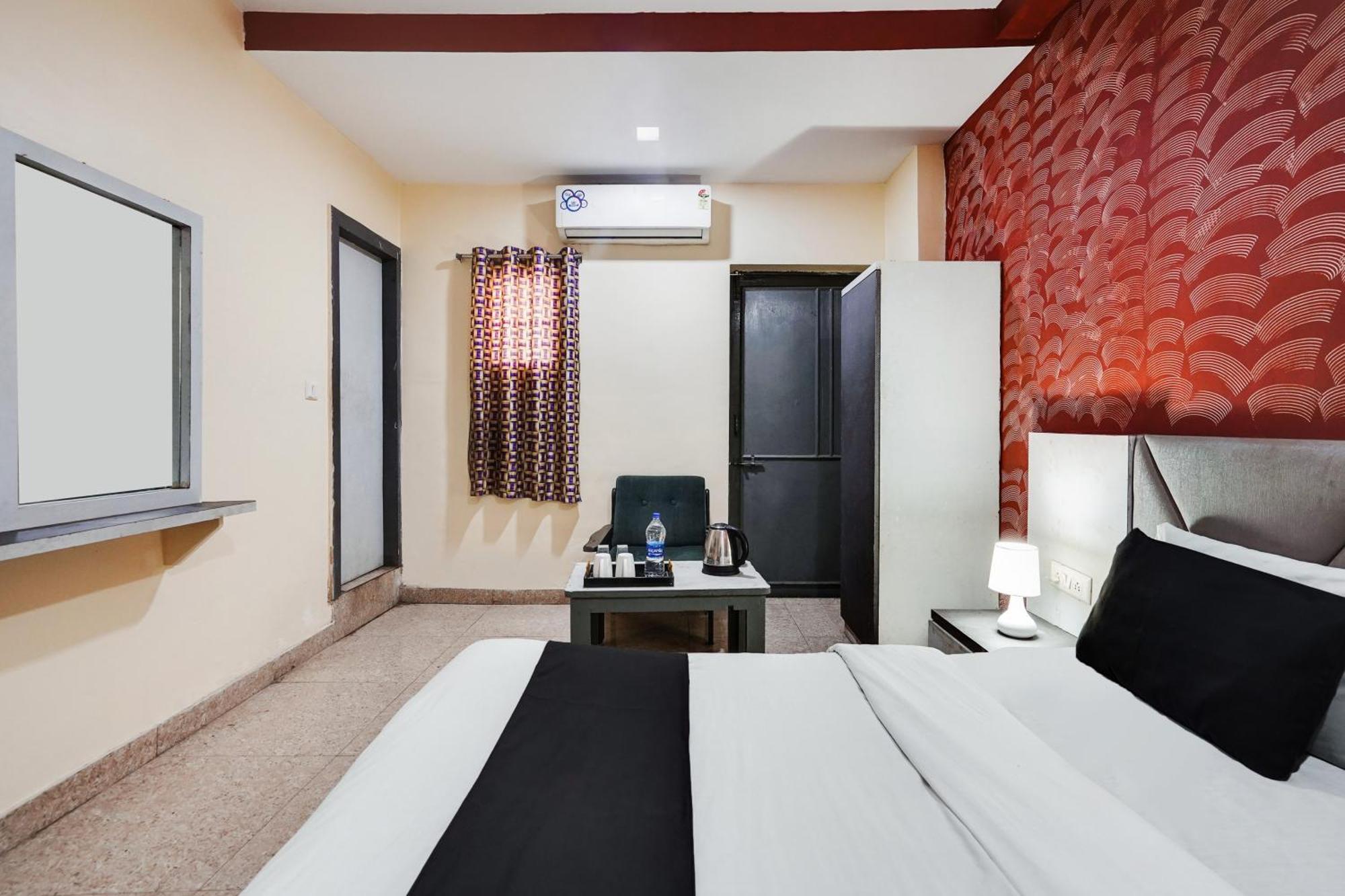 Hotel O Crystal Ahmedabad Eksteriør billede