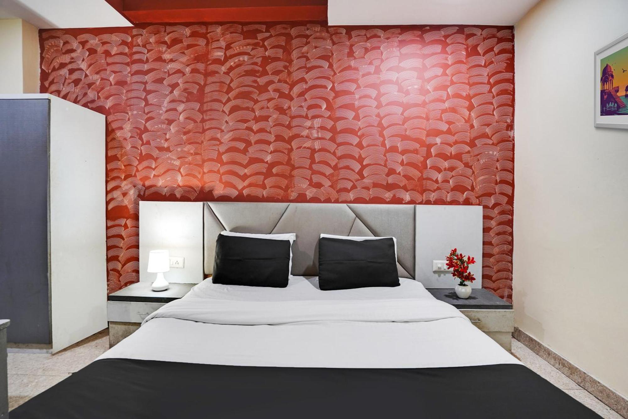 Hotel O Crystal Ahmedabad Eksteriør billede