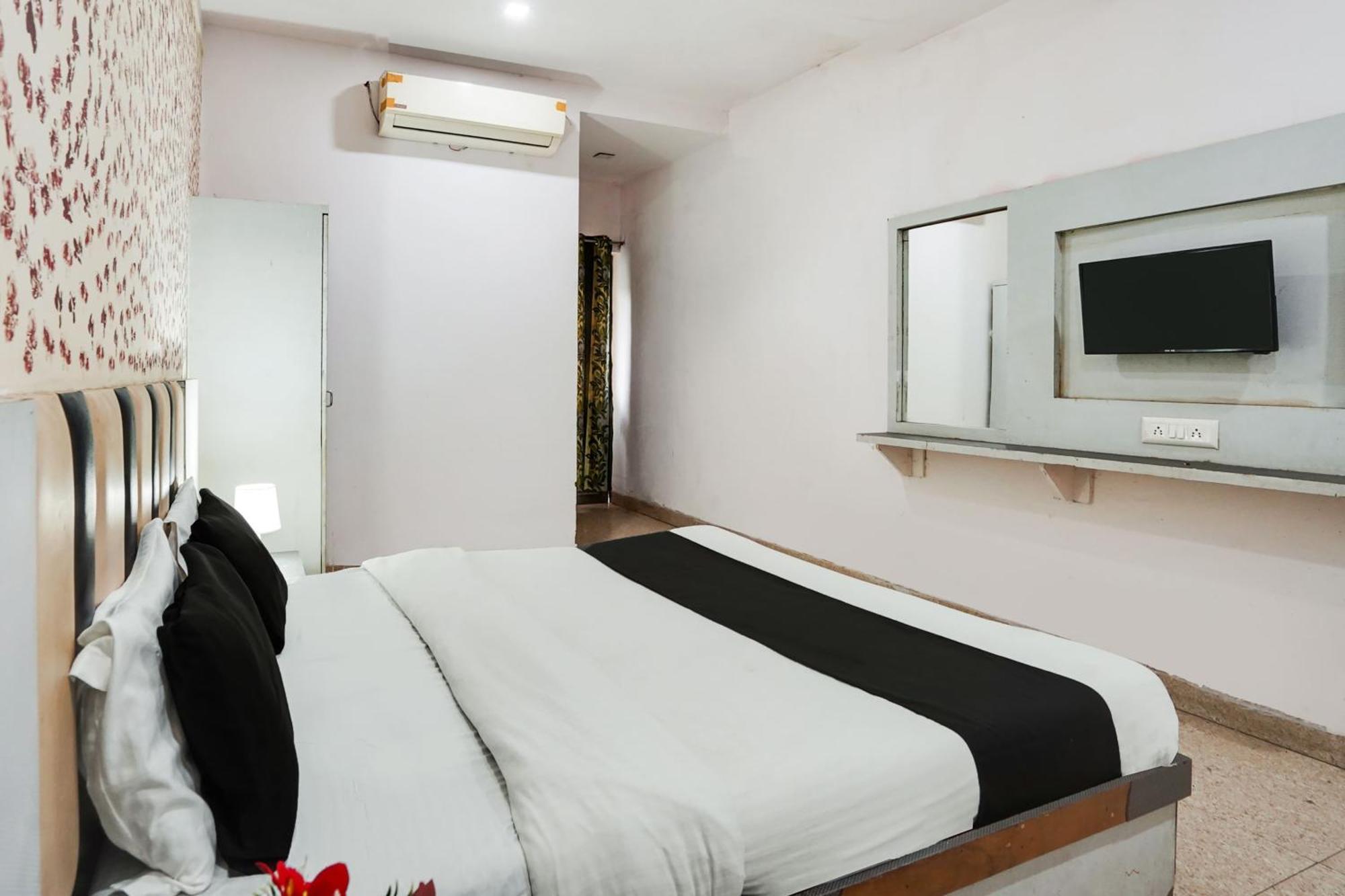 Hotel O Crystal Ahmedabad Eksteriør billede
