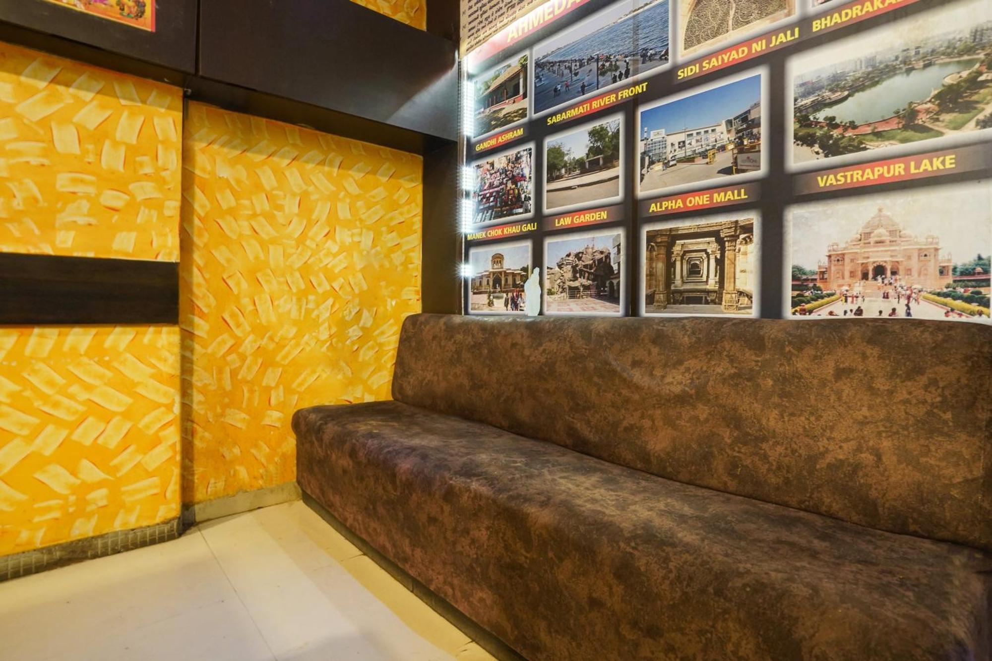 Hotel O Crystal Ahmedabad Eksteriør billede