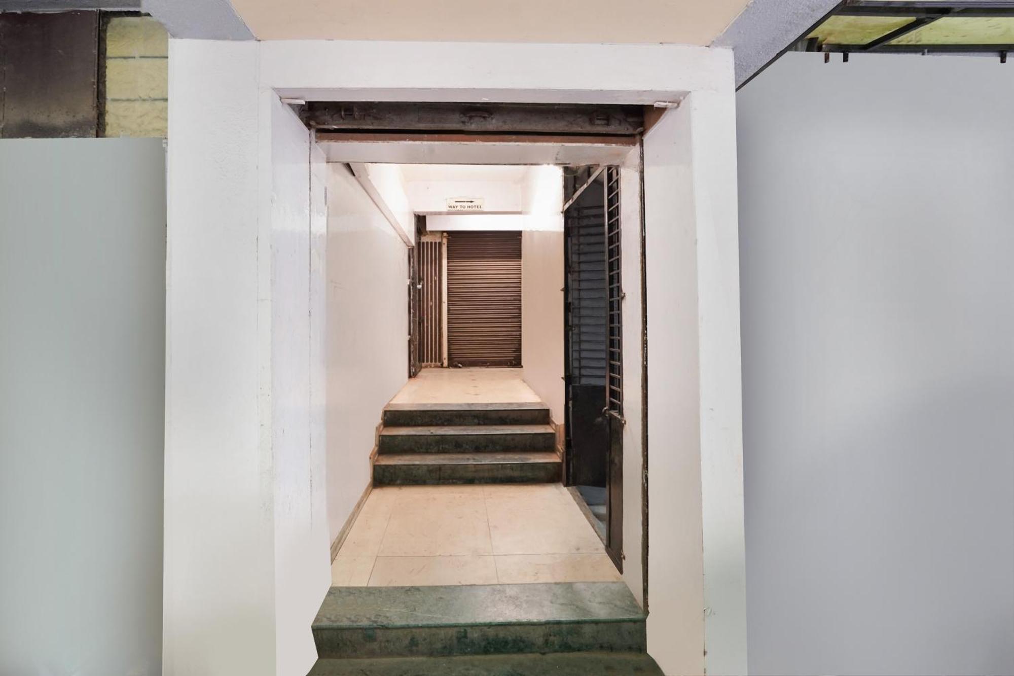 Hotel O Crystal Ahmedabad Eksteriør billede