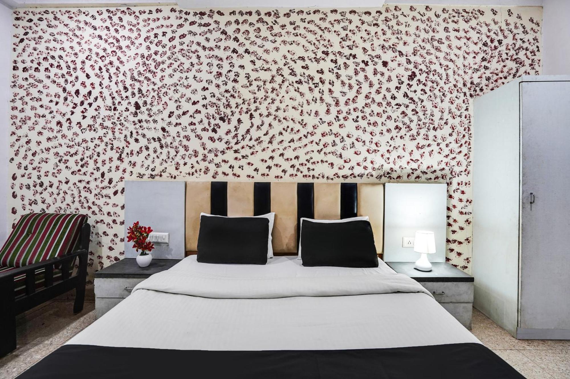Hotel O Crystal Ahmedabad Eksteriør billede
