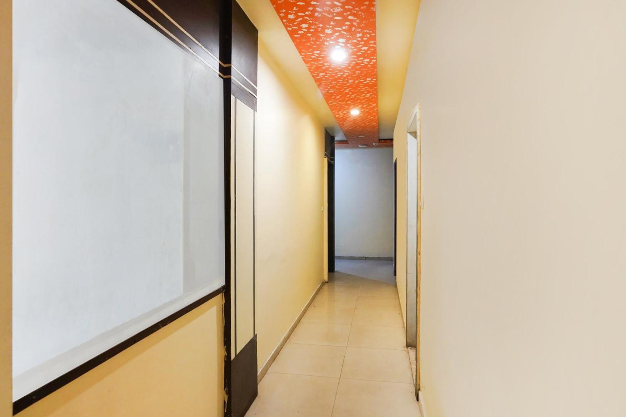 Hotel O Crystal Ahmedabad Eksteriør billede