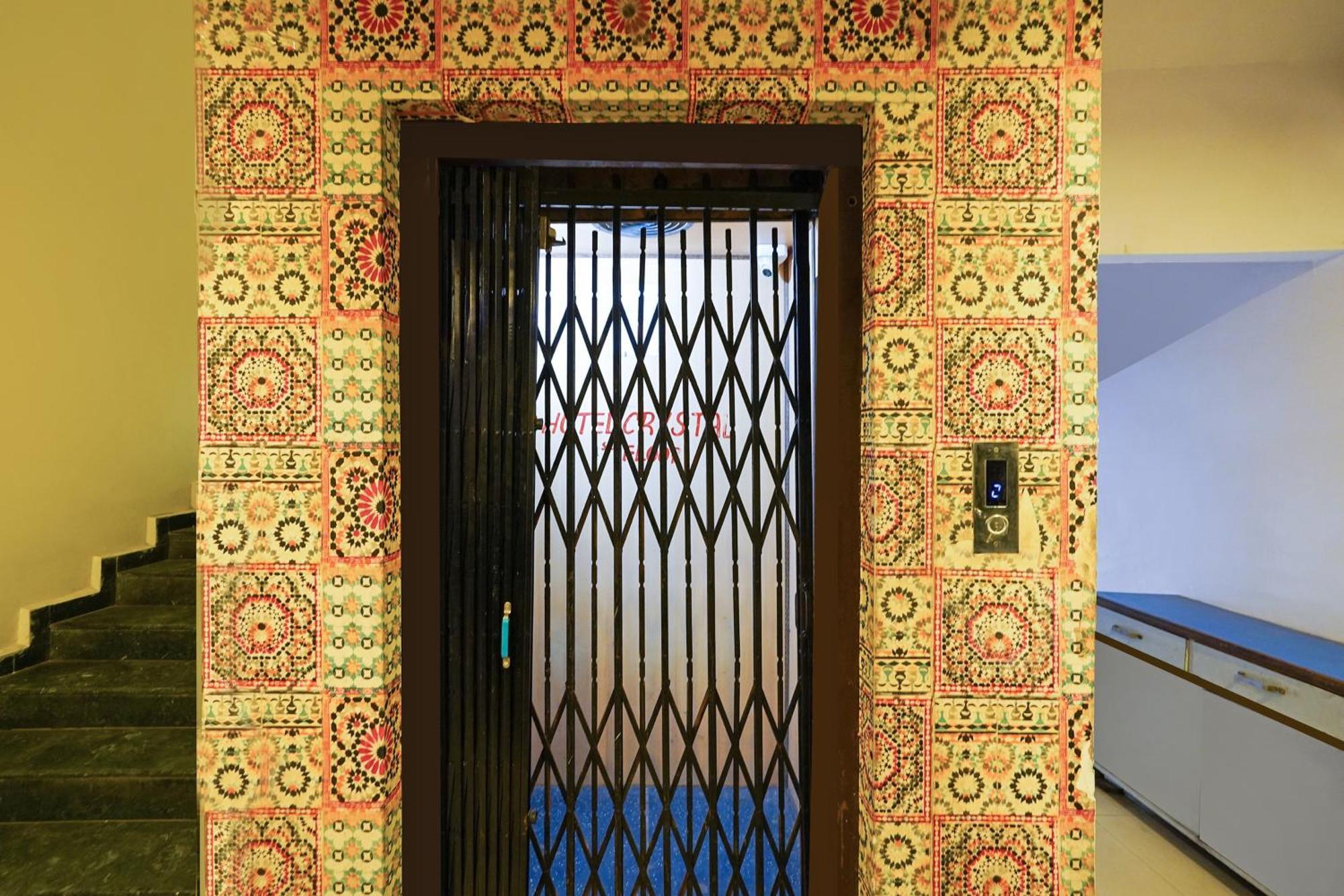 Hotel O Crystal Ahmedabad Eksteriør billede