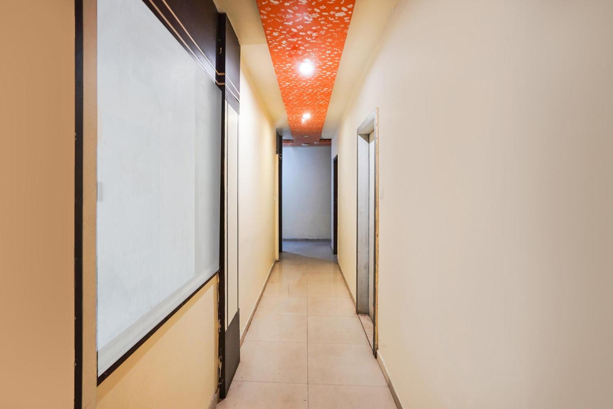 Hotel O Crystal Ahmedabad Eksteriør billede