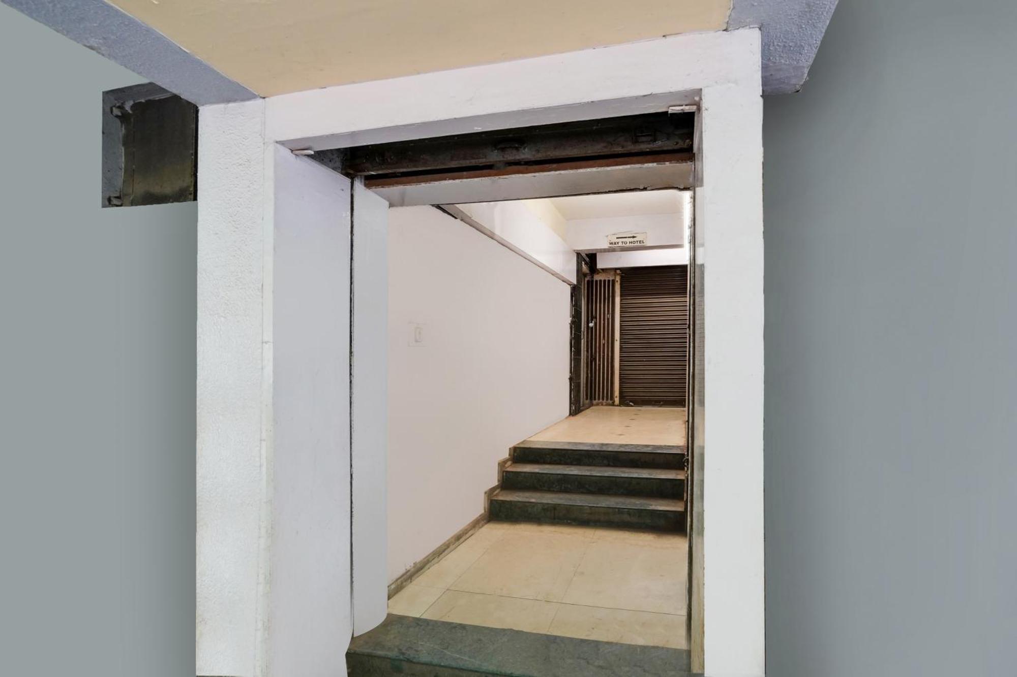 Hotel O Crystal Ahmedabad Eksteriør billede
