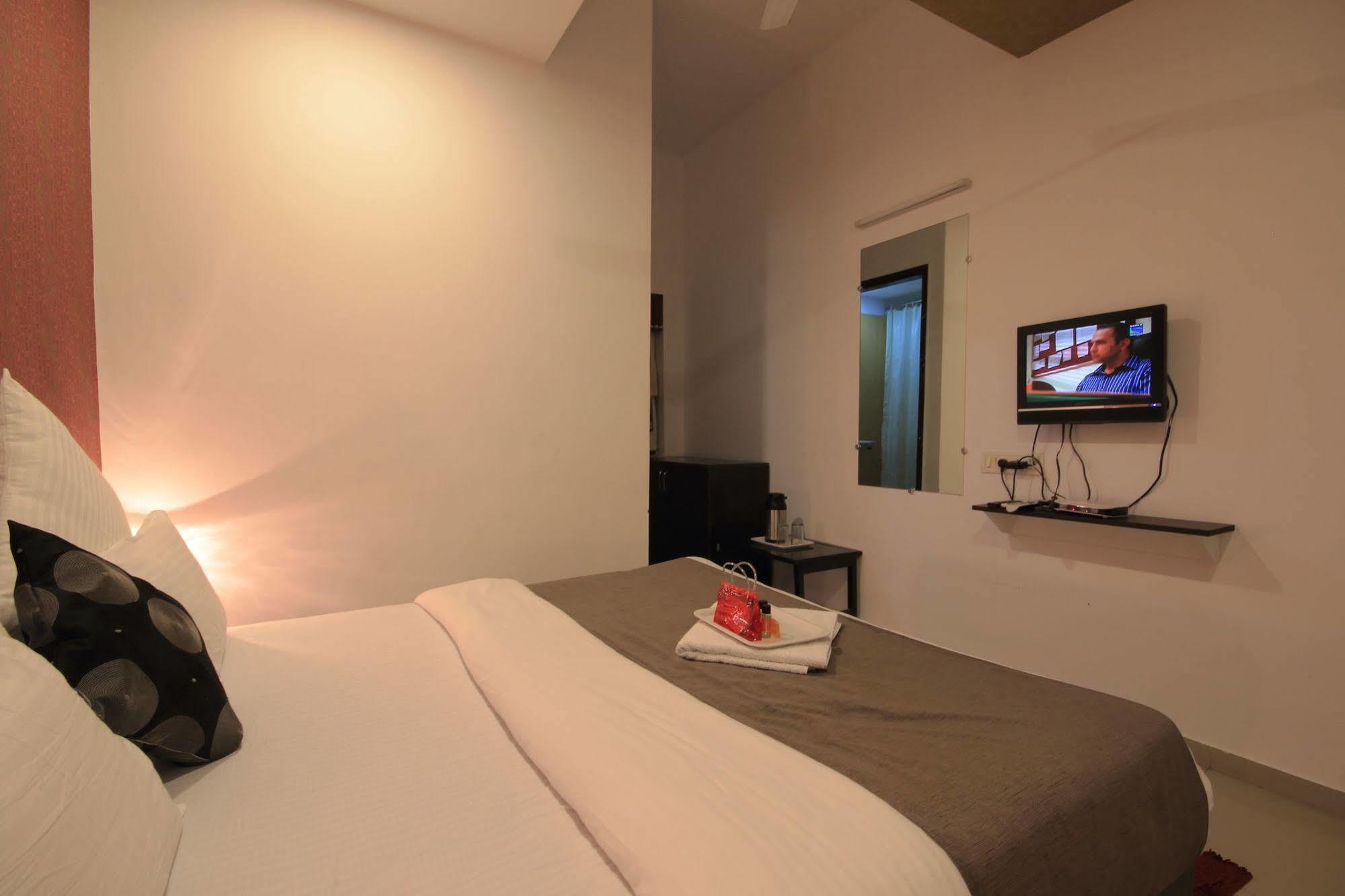 Hotel O Crystal Ahmedabad Eksteriør billede