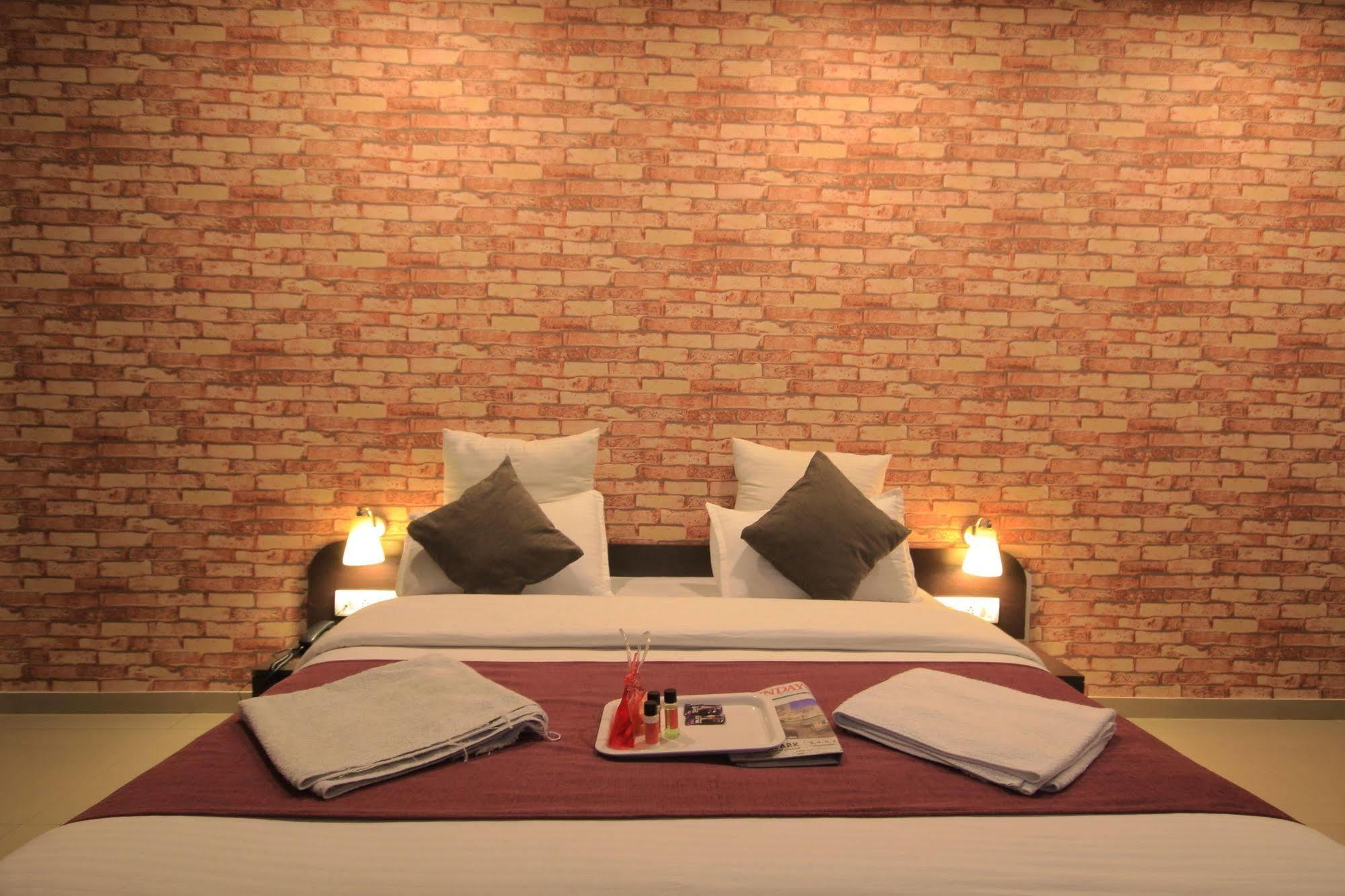 Hotel O Crystal Ahmedabad Eksteriør billede